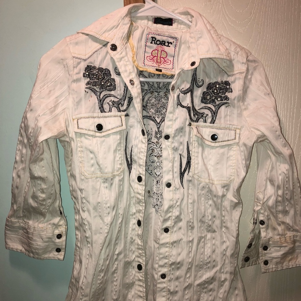 Gorgeous Roar half sleeve button up!